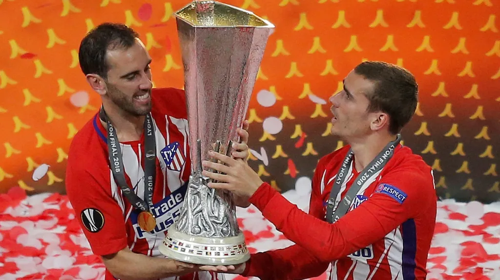 Diego Godin a Antoine Griezmann s trofejí pro vítěze Evropské ligy
