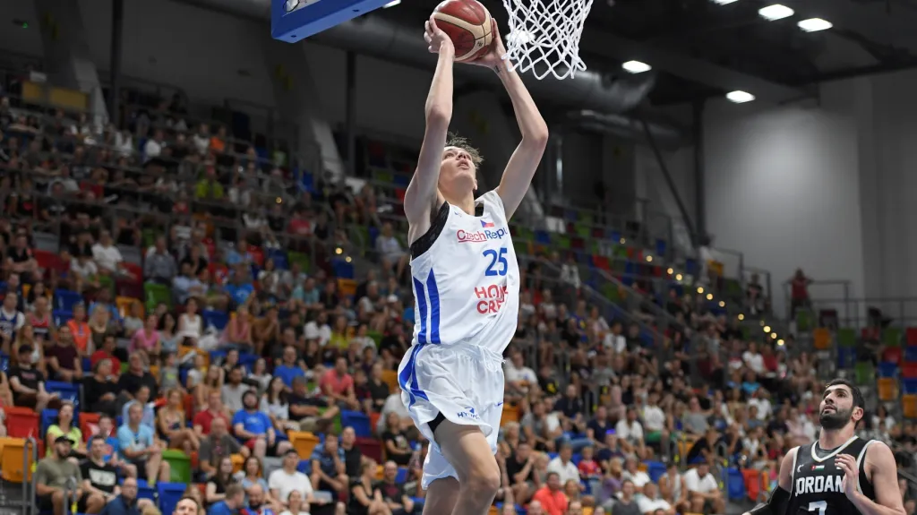 Vít Krejčí smečuje do koše v utkání Česko - Jordánsko