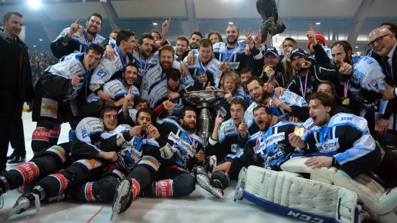 Roman Vondráček (první vpravo od poháru) slaví s Gapem francouzský titul