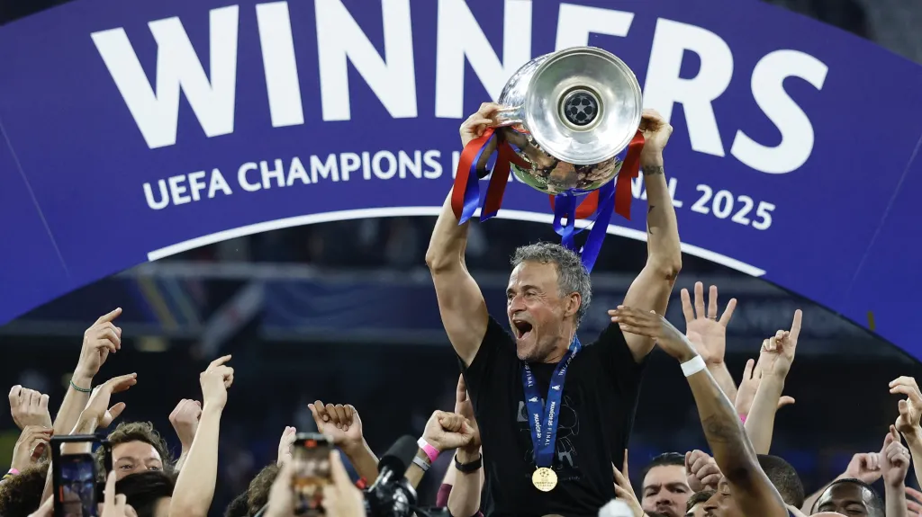 Luis Enrique slaví s trofejí pro vítěze Ligy mistrů