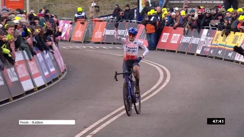 Závěr závodu cyklokrosařek v Hoogerheide