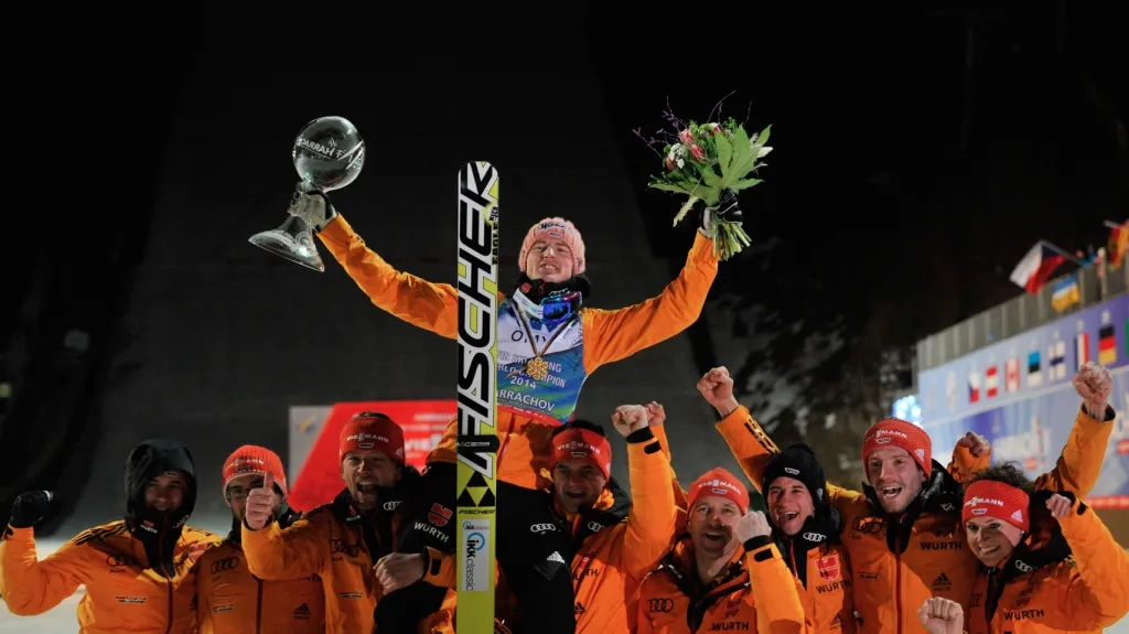 Slavící Severin Freund se svým týmem