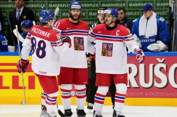 Zleva David Pastrňák, Michal Jordán a Tomáš Plekanec