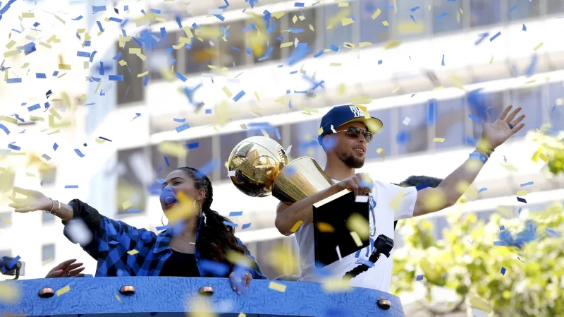 Stephen Curry s trofejí pro vítěze NBA