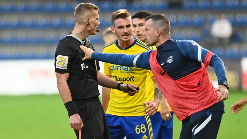 Kondiční trenér Liberce Pavel Čvančara strká do sudího v utkání se Zlínem