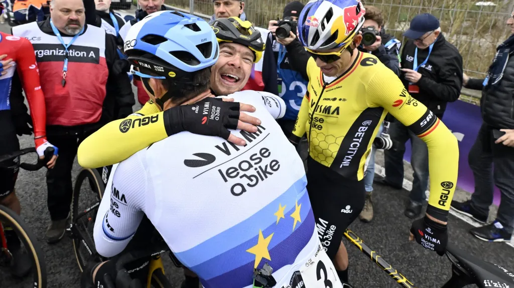 Jan Tratnik slaví vítězství v Omloopu Het Nieuwsblad