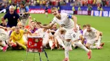Kapitán Martin Ödegaard bubnuje k "veslovacímu" rituálu Norů