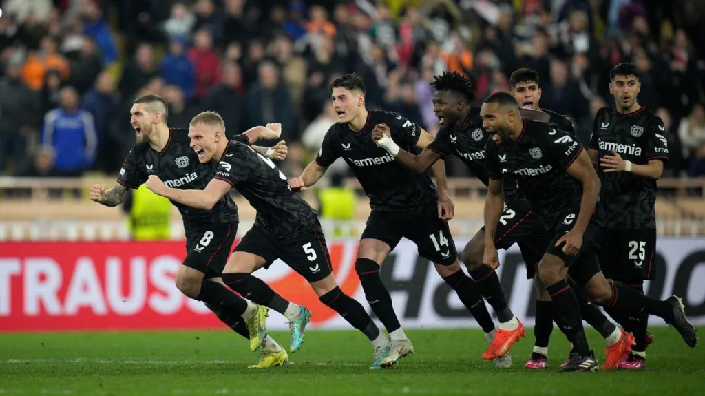 Emoce fotbalistů Leverkusenu po rozhodující penaltě v Monaku