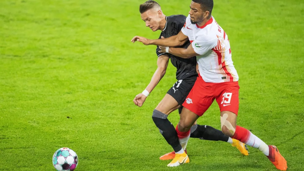 Hannes Wolf (vlevo) v utkání proti Lipsku