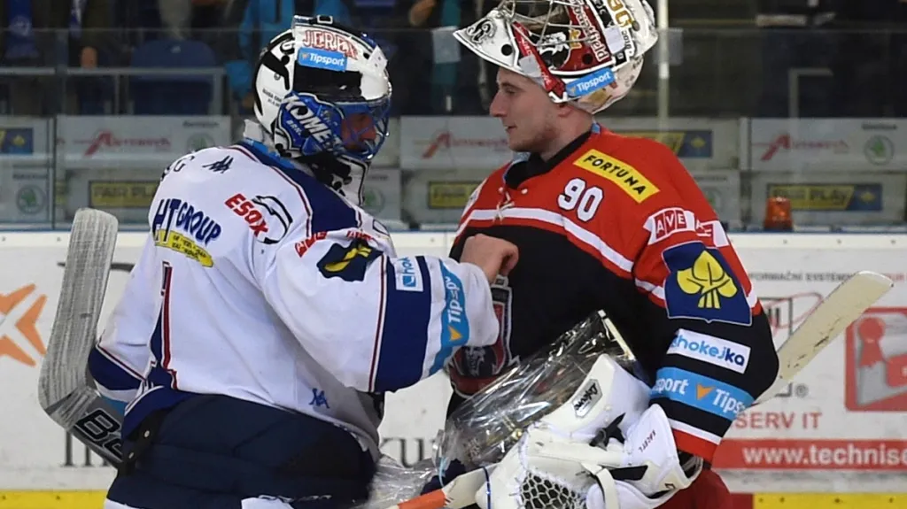 Brankáři Marek Čiliak a Ondřej Kacetl v debatě po konci duelu