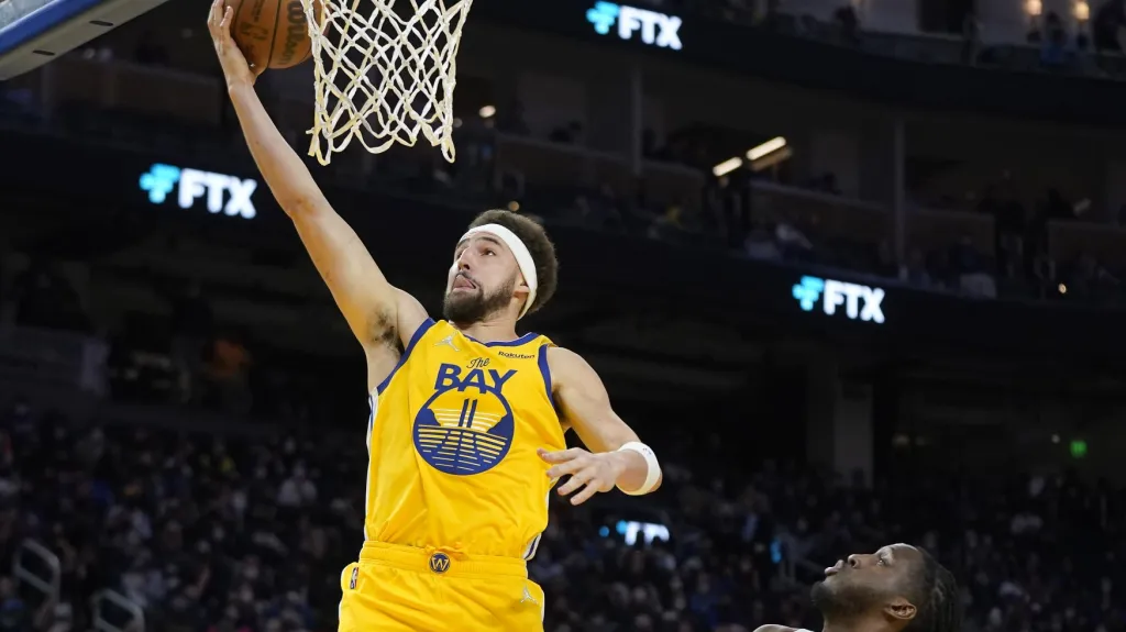 Klay Thompson z Golden State dává koš v NBA