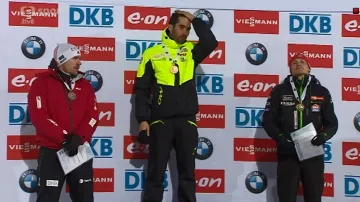 Květinový a medailový ceremoniál po mužském vytrvalostním závodě