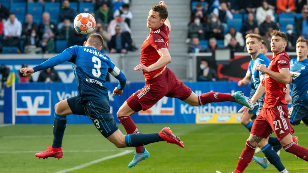 Pavel Kadeřábek z Hoffenheimu hlavičkuje na branku Bayernu