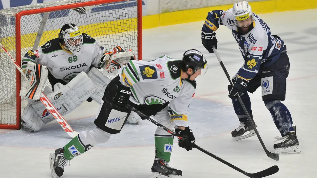 Nicholas Johnson z Plzně (vpravo) v utkání proti Mladé Boleslavi