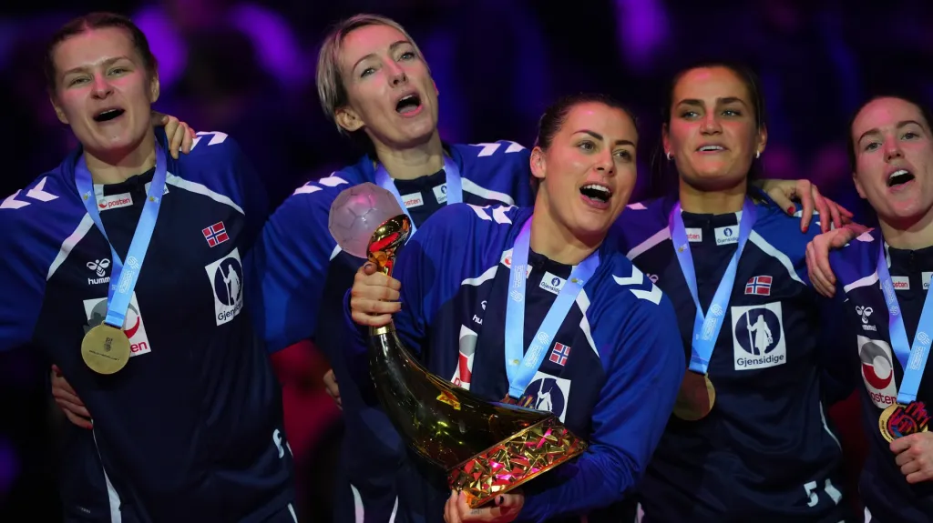 Nora Mörková s trofejí pro světové šampionky