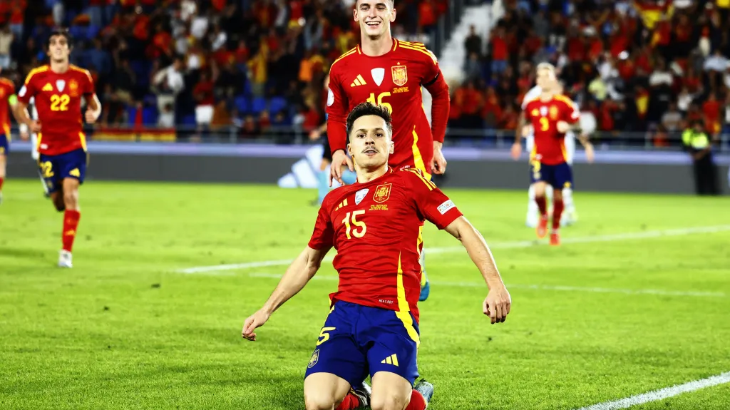 Španělé se radují z vítězného gólu proti Švýcarsku