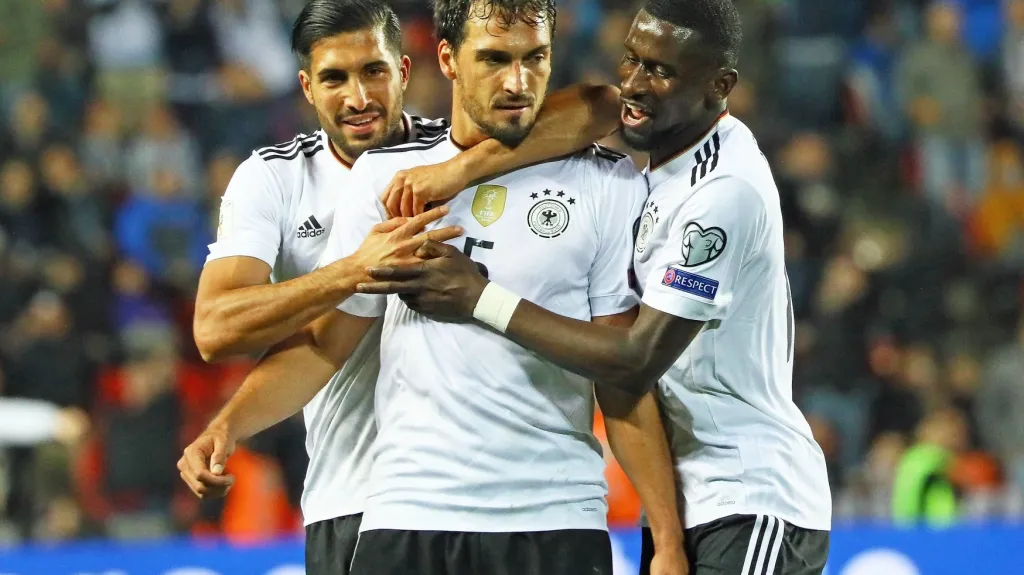Mats Hummels (uprostřed) slaví se spoluhráči vstřelený gól