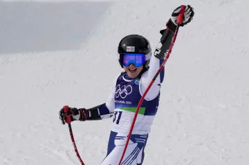 Šťastná Barbora Nováková v cíli olympijského superobřího slalomu