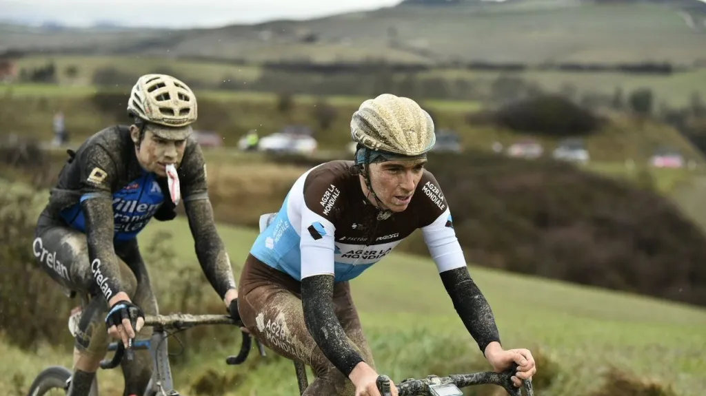 Wout van Aert a Romain Bardet