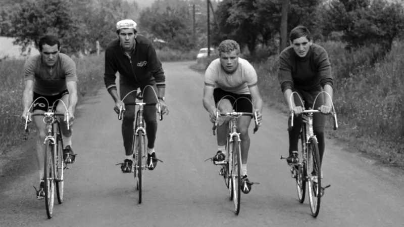 Českoslovenští cyklisté. Vlevo Pavel Doležel, vedle něj Jan Smolík