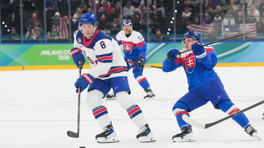 Zach Werenski si kryje puk v semifinále OH proti Slovensku