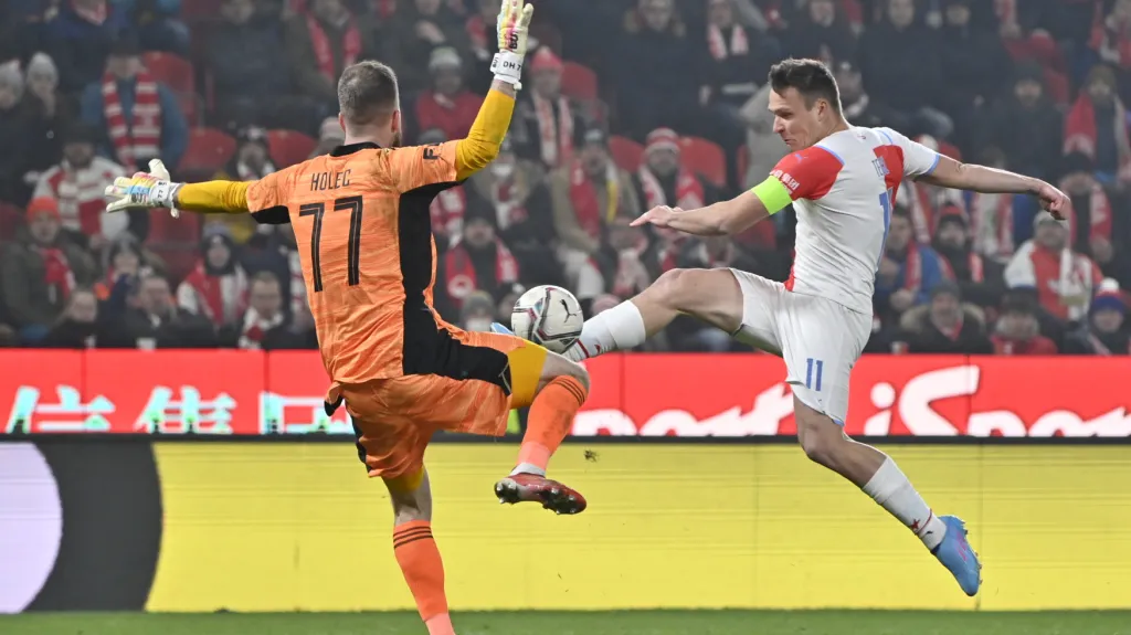 Dominik Holec zasahuje proti Stanislavu Teclovi