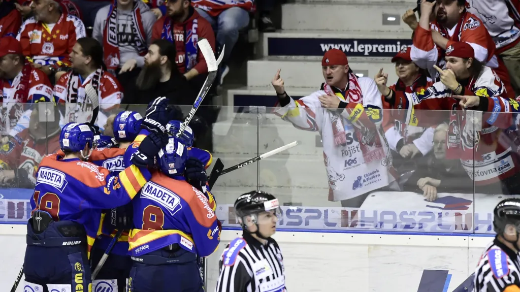 Hokejisté Českých Budějovic se radují z gólu na ledě Pardubic