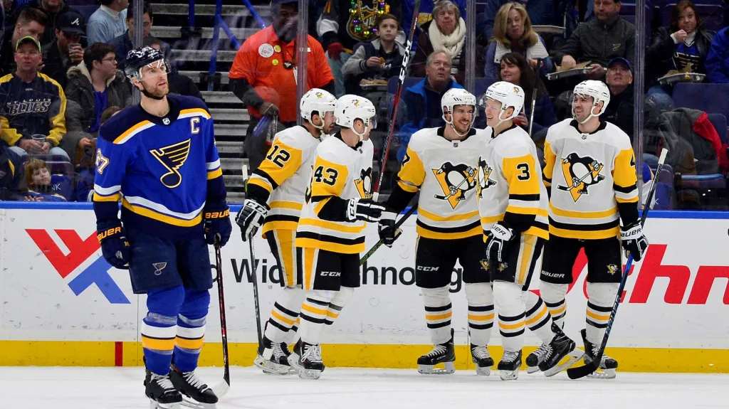 Sidney Crosby (uprostřed) se raduje z gólu i s Dominikem Simonem (vlevo)