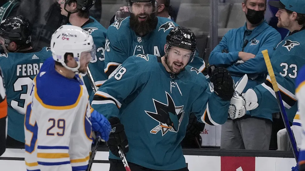 Tomáš Hertl se raduje z branky