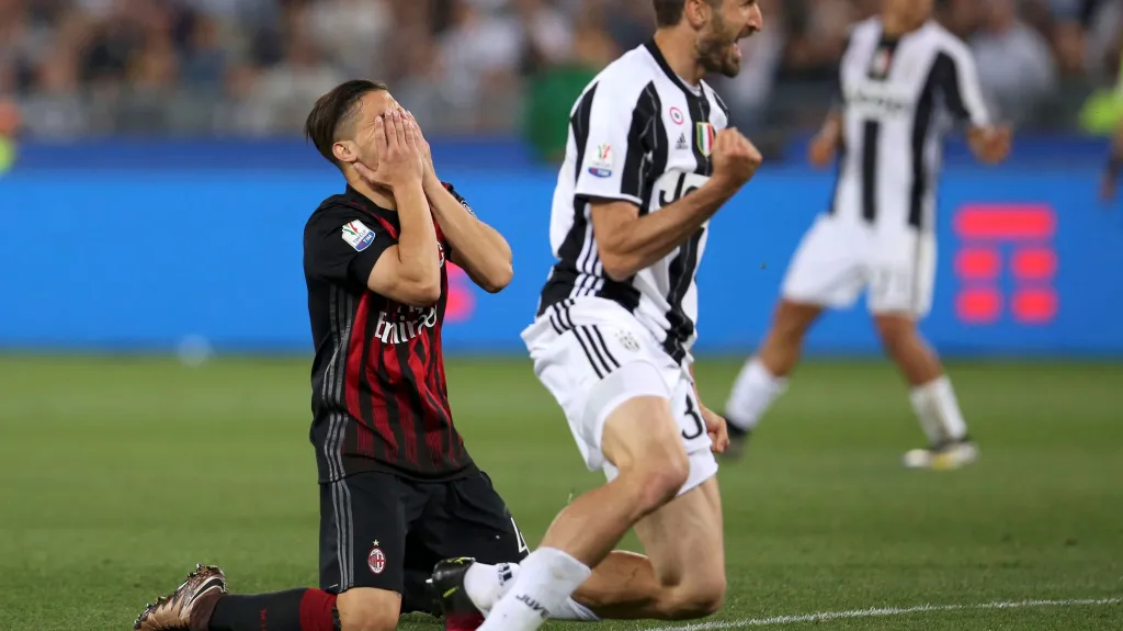 Slavící Giorgio Chiellini a Giacomo Bonaventura na kolenou