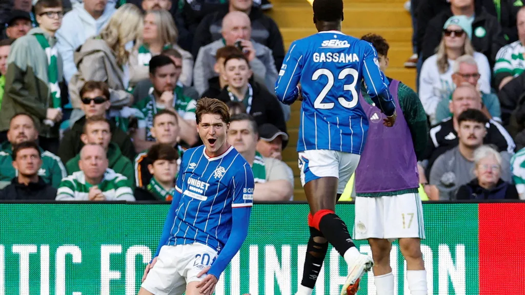 Rayn Naderi se raduje z gólu, kterým rozhodl derby Celtic – Rangers