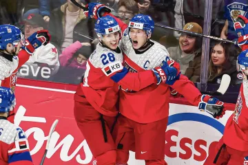 Eduard Šalé slaví gól v utkání o bronz na MS juniorů