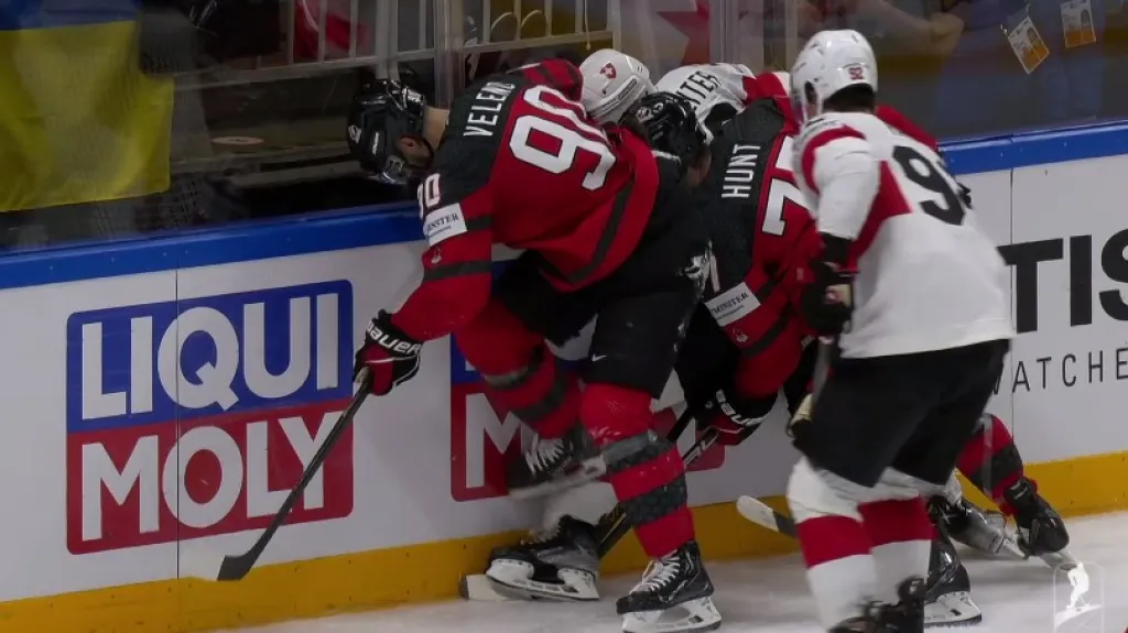 Zákrok útočníka Velena na Niederreitera