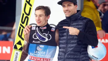 Sven Hannawald gratuluje Kamilu Stochovi