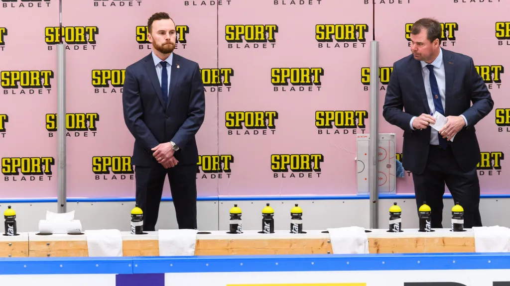 Kouč národního týmu Filip Pešán na lavičce s Jaroslavem Špačkem