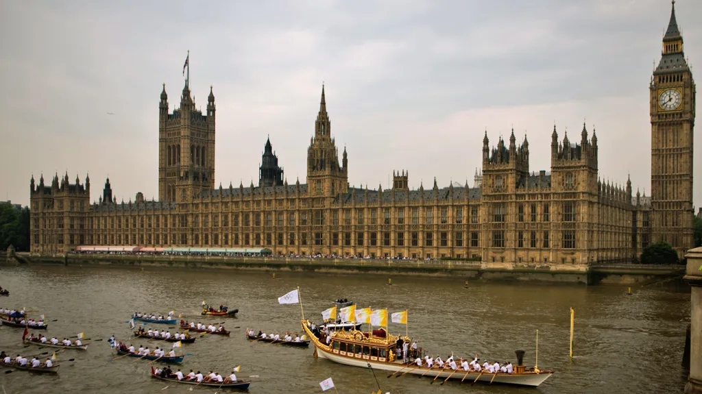 Olympijský oheň proplouvá kolem britského parlamentu