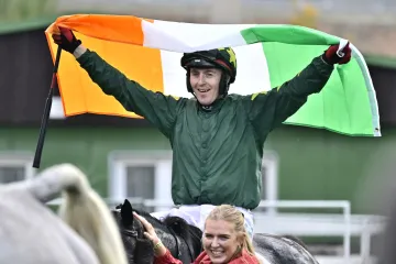 Keith Michael Donoghue slaví vítězství ve Velké pardubické