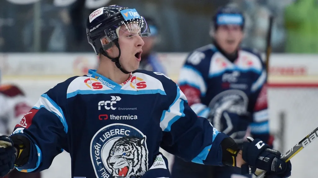 Liberecký Michal Bulíř se raduje z branky