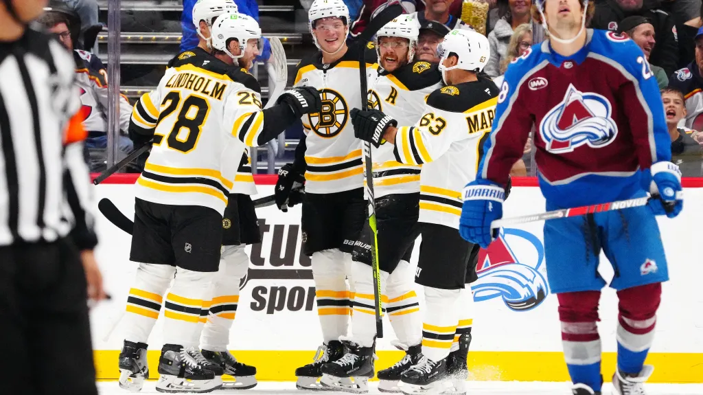 Hokejisté Bostonu v čele s Davidem Pastrňákem oslavují gól v NHL