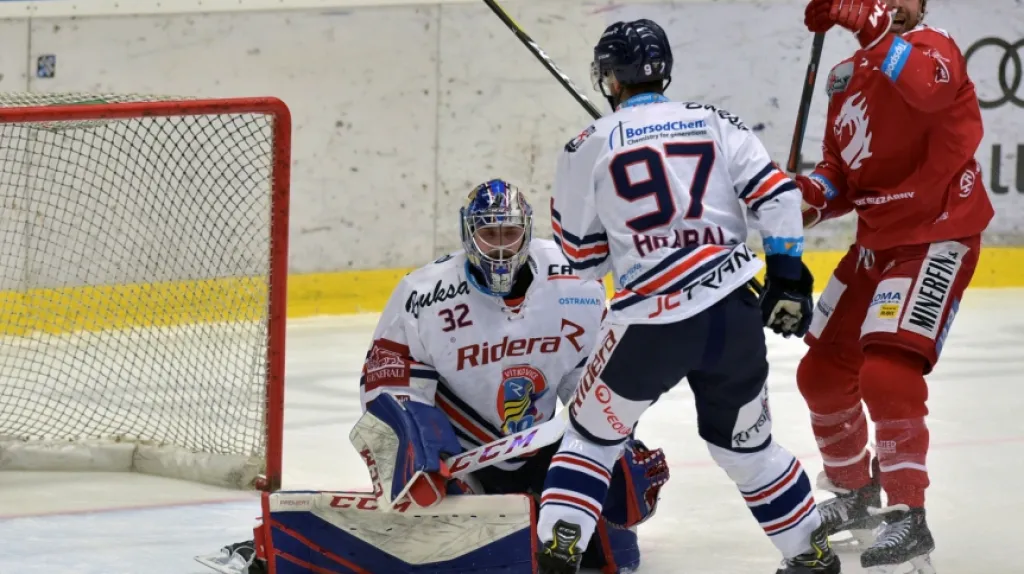 Vítkovický brankář Patrik Bartošák inkasuje v utkání proti Třinci