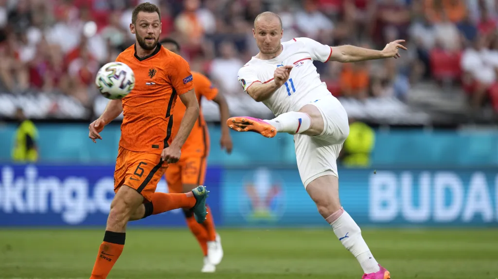 Michael Krmenčík střílí na nizozemskou branku na EURU 2020
