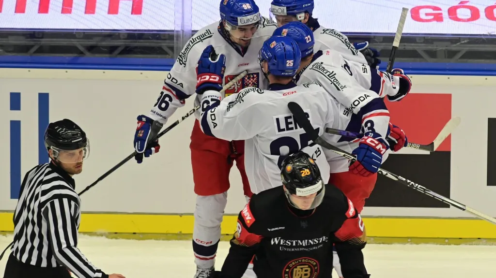Čeští hokejisté slaví trefu Davida Tomáška