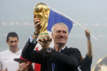 Francouzský trenér Didier Deschamps s trofejí pro vítěze mistrovství světa