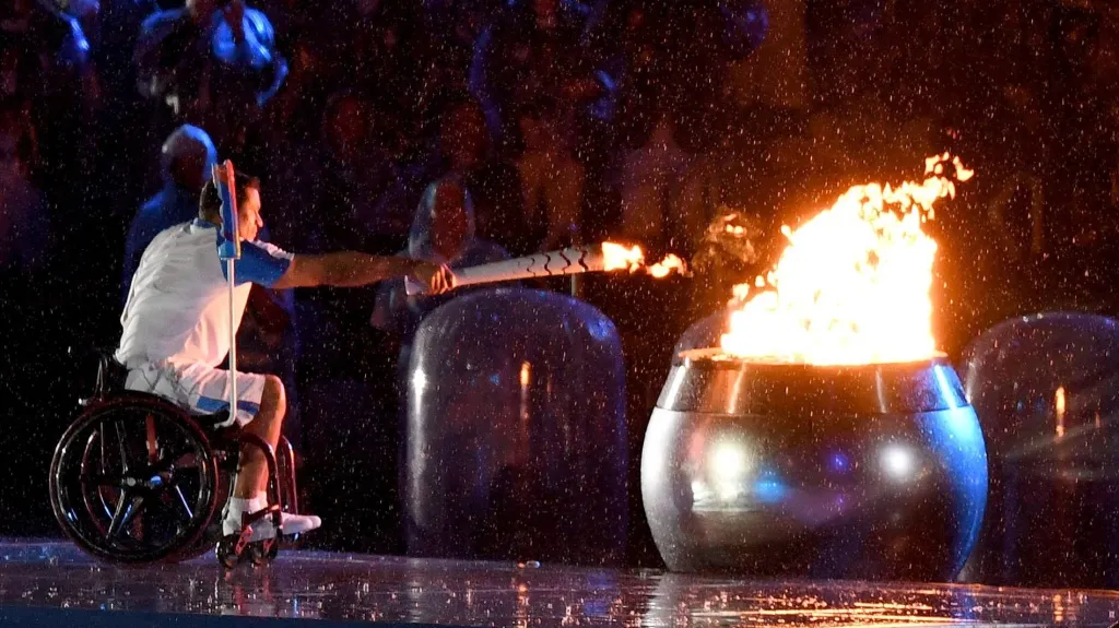Zapálení ohně při zahájení XV. letní paralympiády