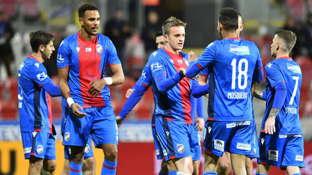 Fotbalisté Plzně oslavují gól 