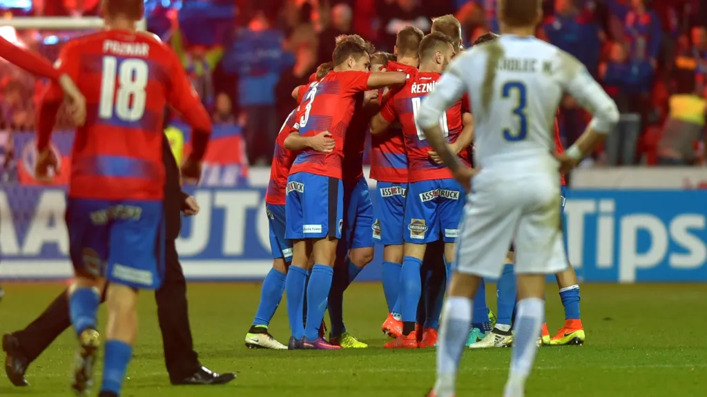 Fotbalisté Plzně se radují z výhry nad Spartou