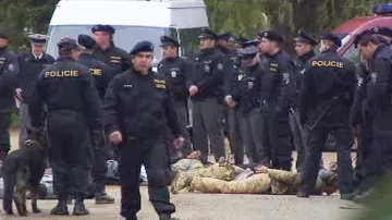 Policisté zasahují proti fanouškům