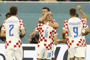 Fotbalisté Chorvatska v čele s Mislavem Oršičem oslavují gól