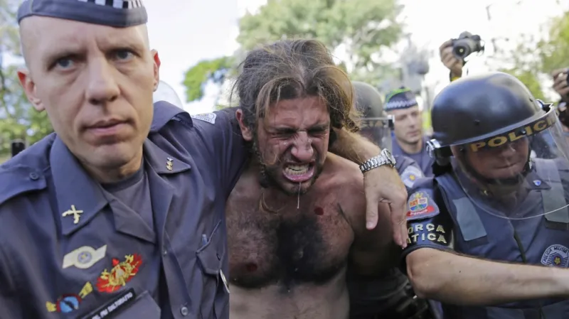 Policie zasahovala proti demonstrantům slzným plynem