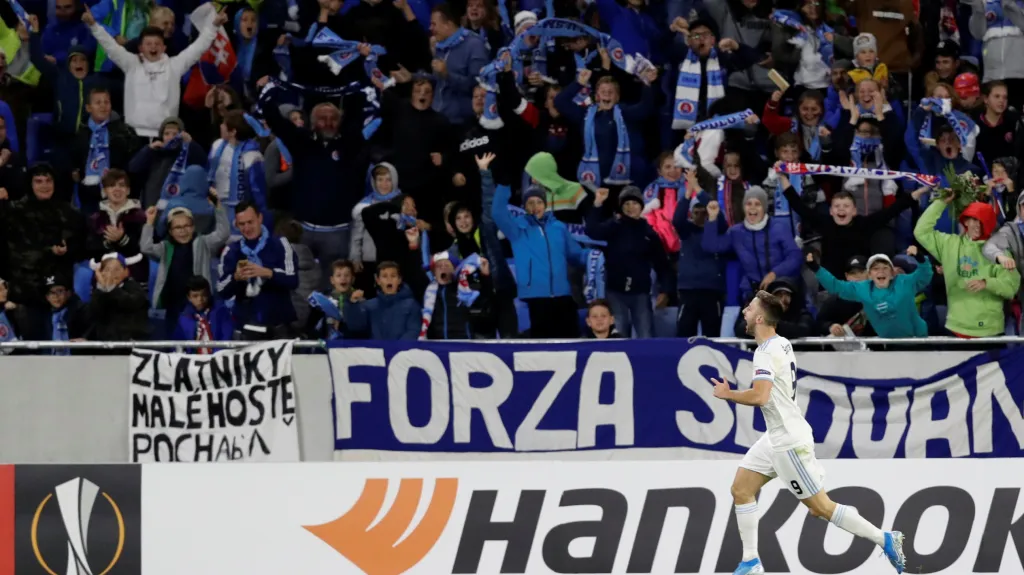 Děti fandí Slovanu v utkání s Besiktasem